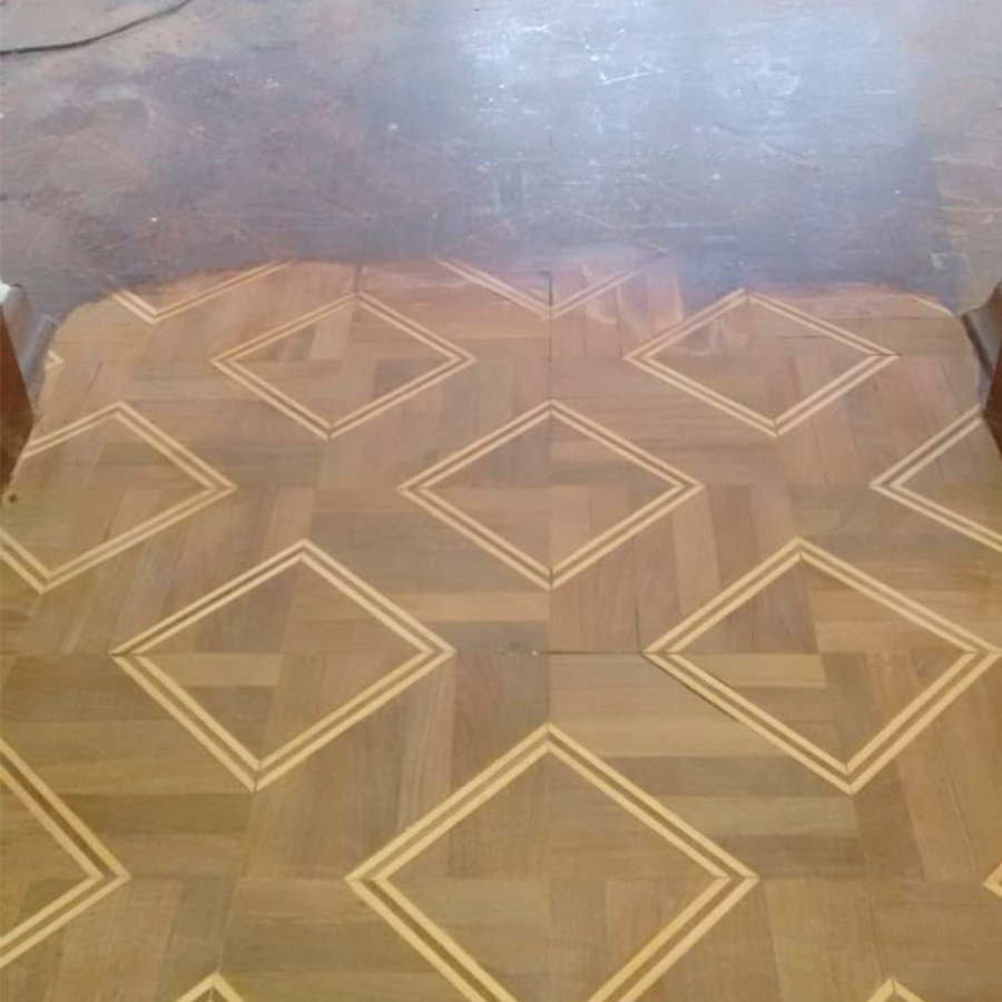Fotografia de um piso de madeira em processo de limpeza.