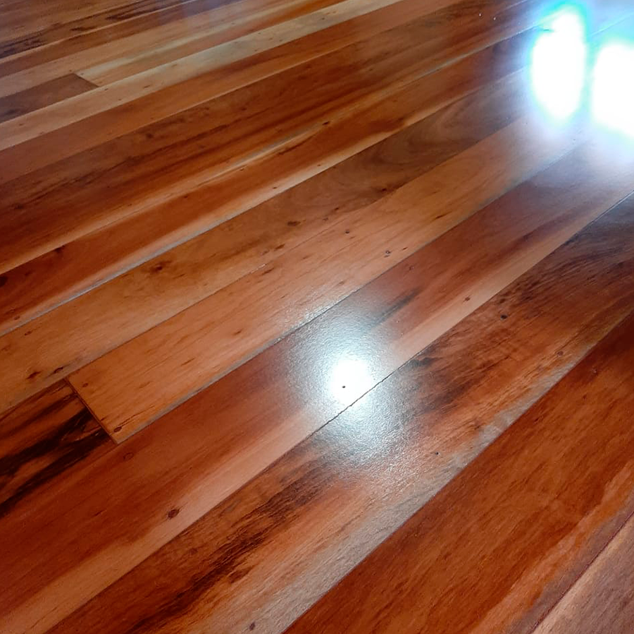 Fotografia de um piso de madeira após processo de restauração.