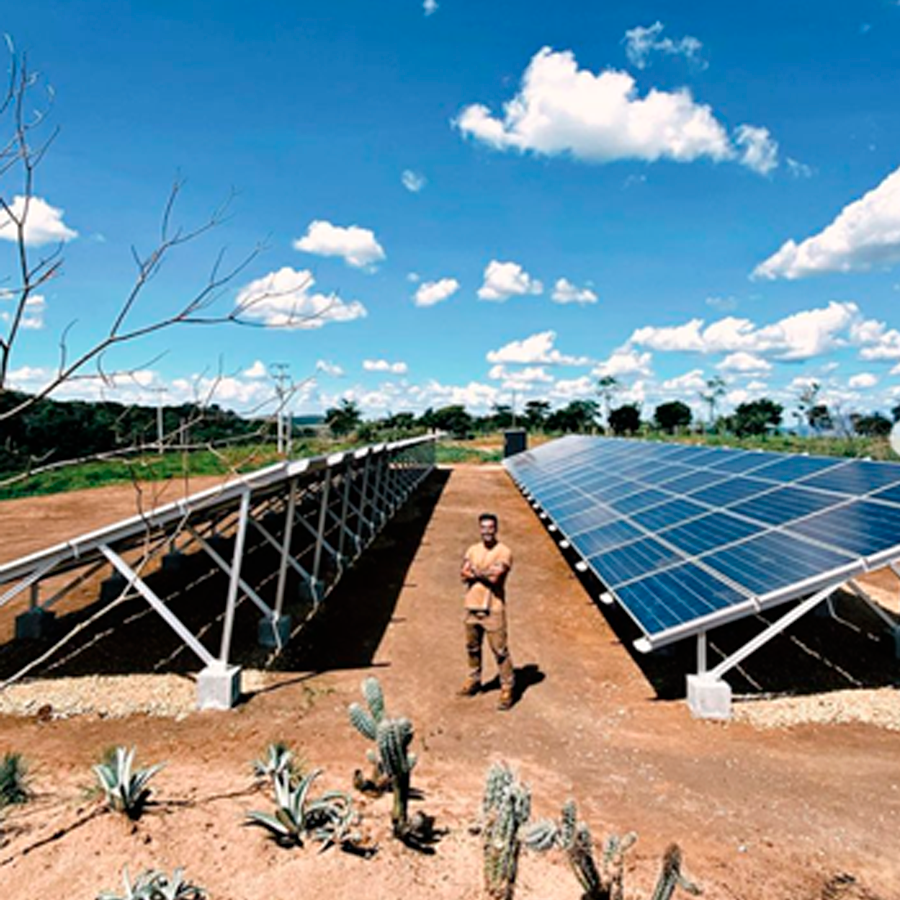 Bruno Gagliasso entre as 170 placas solares instaladas no Rancho da Montanha