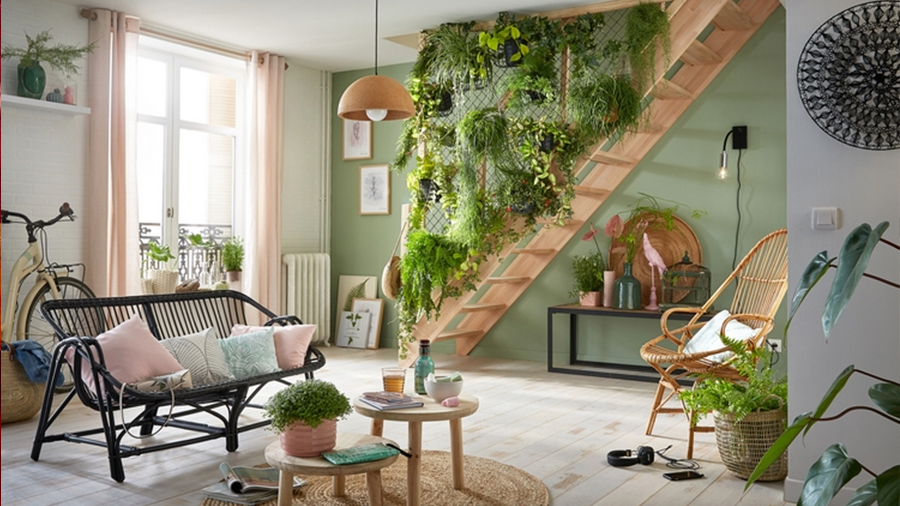 Fotografia de sala de estar com design biofílico, combinando elementos naturais e madeira de diversas cores claras.