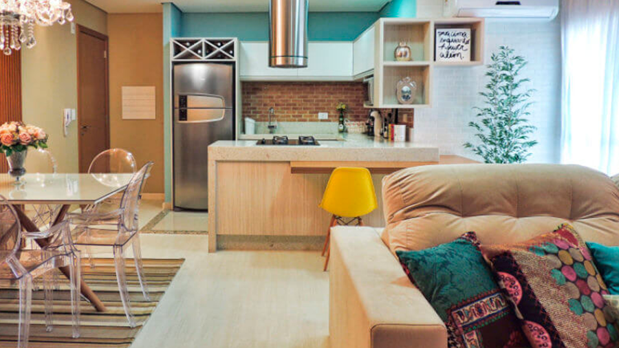 Fotografia de apartamento pequeno com ambientes integrados, decorados com madeira e metal.