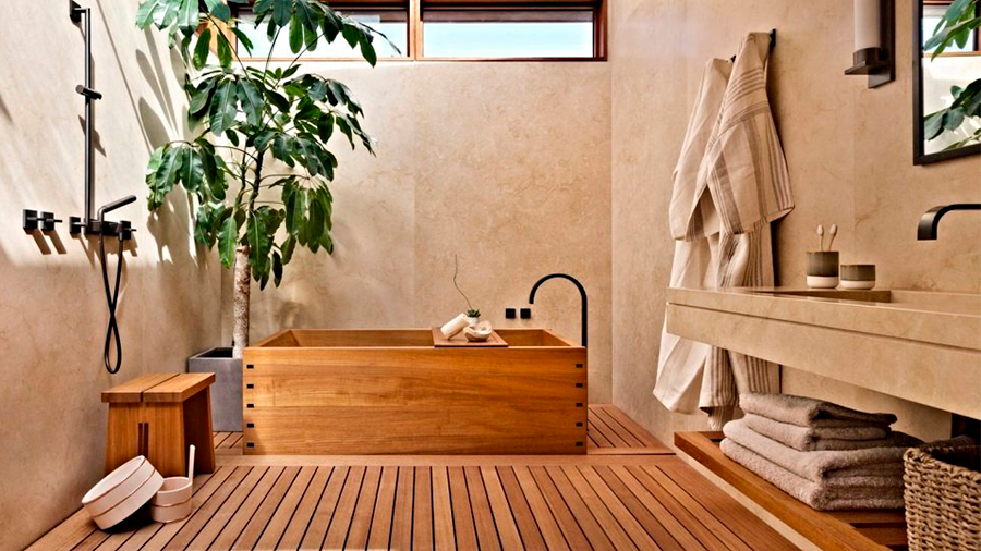 Fotografia de banheiro em madeira e mármore bege com iluminação natural. 
