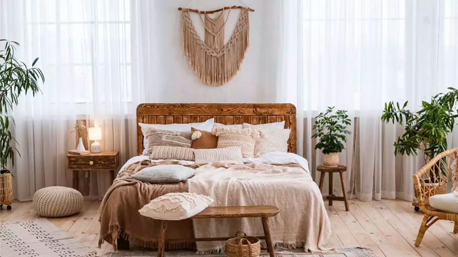 Fotografia de quarto com decoração de composições artesanais em fibra e tons terrosos. 