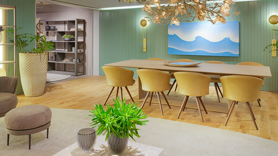 Fotografia de sala de jantar com piso de madeira, mesa com 8 cadeiras, plantas e iluminações pelo ambiente.