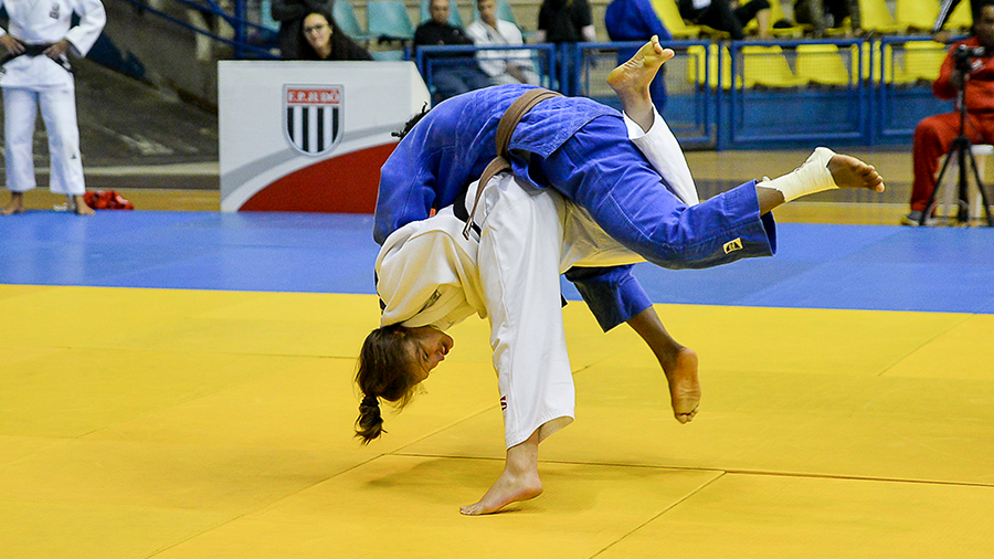 Fotografia de Luta de judo no tatame, Gyovanna e a adversária no campeonato paulista sub 21.