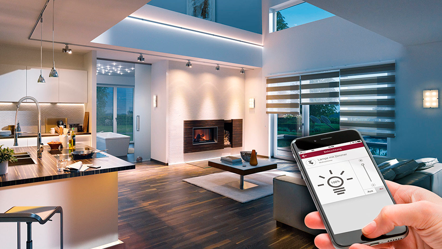 Fotografia de ambinte interno de uma casa com uma mão segurando um celular ajustando a iluminação do ambiente.