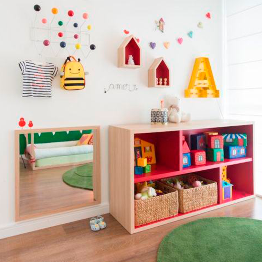 Fotografia de quarto infantil com piso e móveis de madeira e decoração colorida.