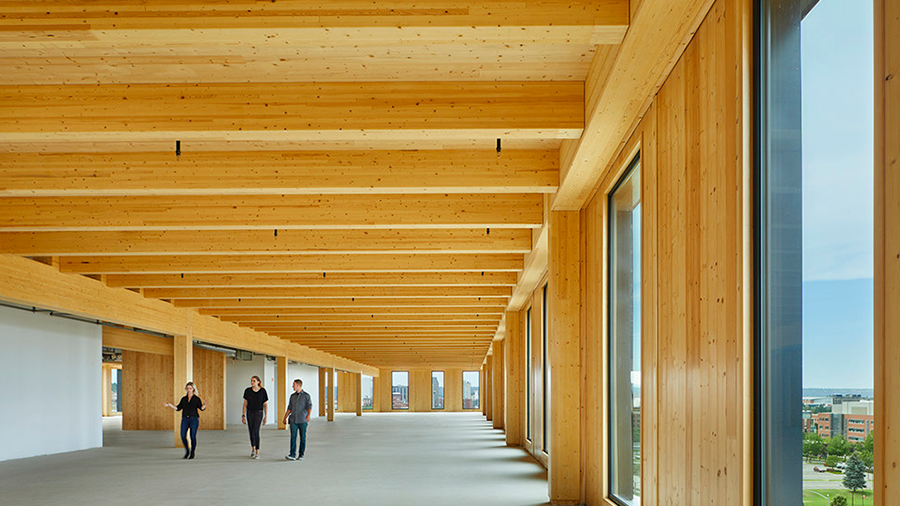 Ambiente interno de prédio construído em madeira