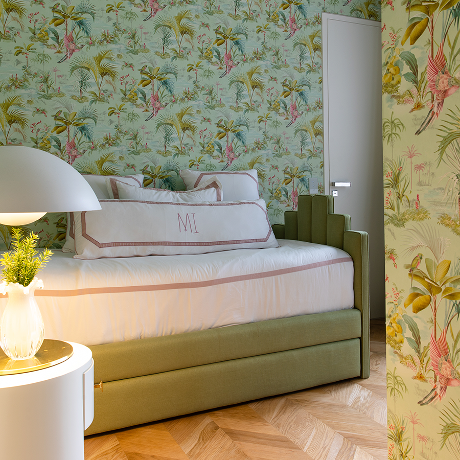 Fotografia de ambiente interno da casa da Silvia Braz, com piso de madeira e parede com tom verde florido.