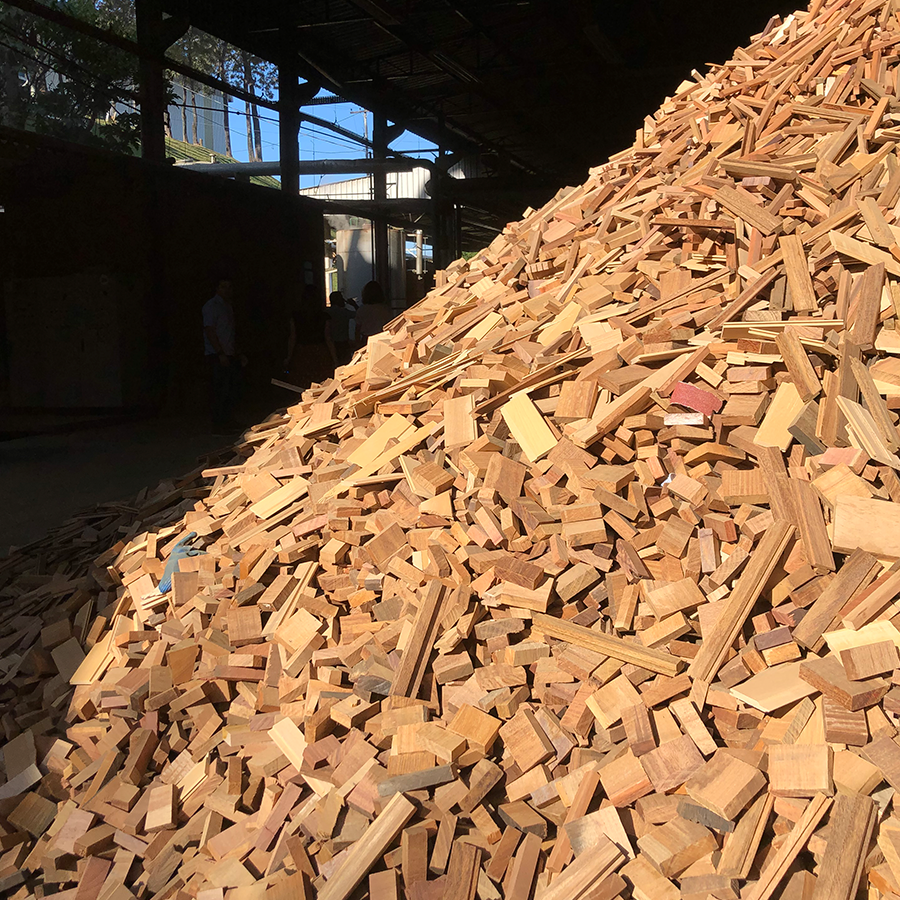 Fotografia de sobras de madeira que serão reaproveitadas para gerar energia para as estufas da fábrica Indusparquet