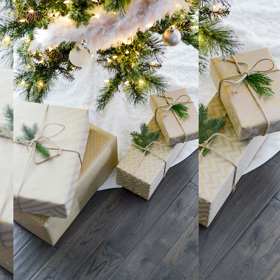 Decoração de natal com embrulhos de presentes usando materiais natuais como sisal e folhas.