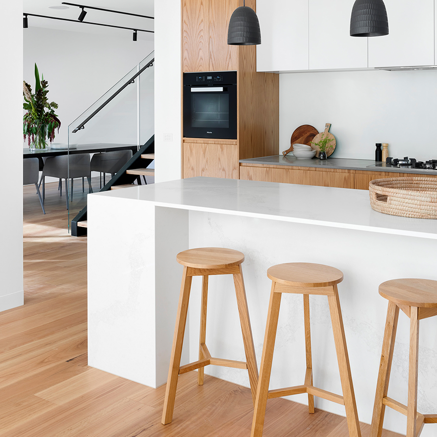 Fotografia de cozinha com piso de madeira, móveis brancos e em tons de madeiraFotografia de cozinha com piso de madeira, móveis brancos e em tons de madeira