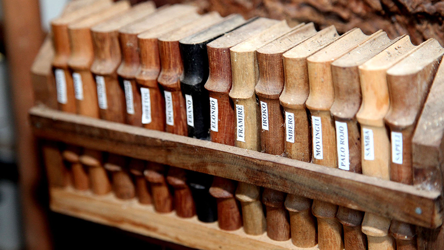 Uma prateleira simulando pequenos livros feitos de várias amostras de madeira em fundo desfocado