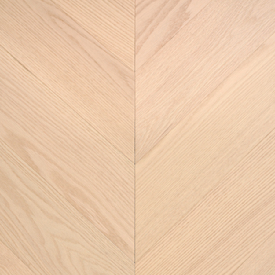 Fotografia de um piso de taco de madeira cor clara carvalho chevron