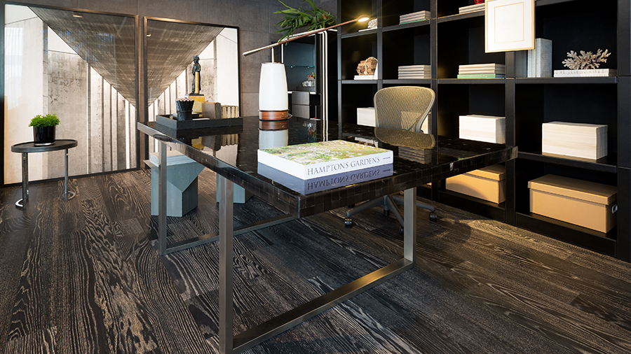 Fotografia de um escritório de trabalho com piso de madeira, móveis e elementos de decoração.