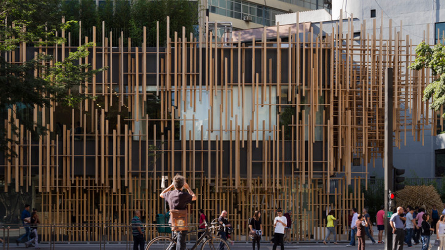 Fotografia de um uma estrutura de madeira com ripas do material na fachada do museu Japan House, na Avenida Paulista, em São Paulo