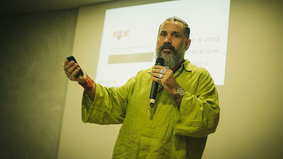 otografia de Pedro Franco, vestindo roupas verdes e segurando um microfone na mão