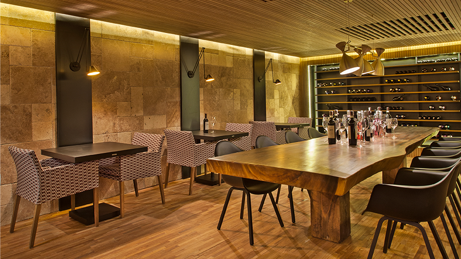 Fotografia de espaço de sala de jantar com piso de madeira cumaru e móveis de madeira.