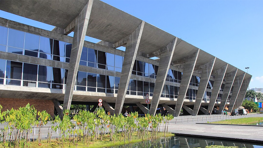  Lateral do Museu de Arte Moderna do Rio de Janeiro, com cimento a mostra e janelas de vidro