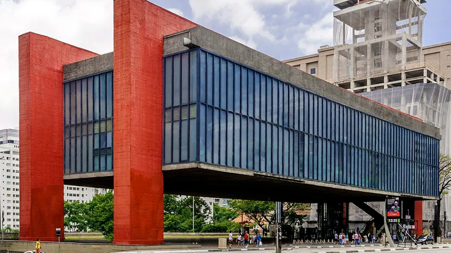 Estrutura flutuante do Museu de Arte de São Paulo, com duas pilastras vermelhas na lateral, estrutura com cimento a mostra.